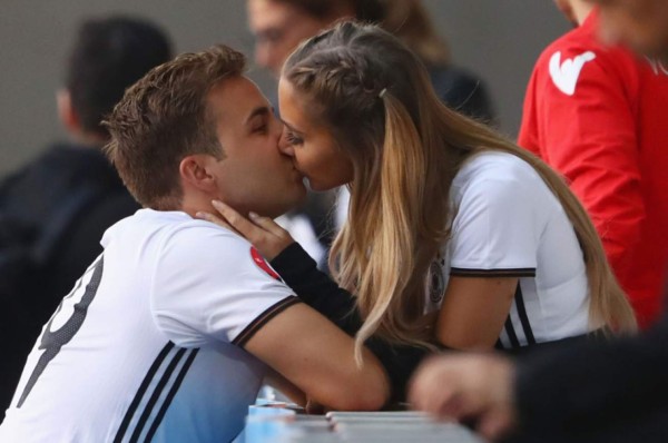 Románticos momentos entre futbolistas internacionales y sus parejas