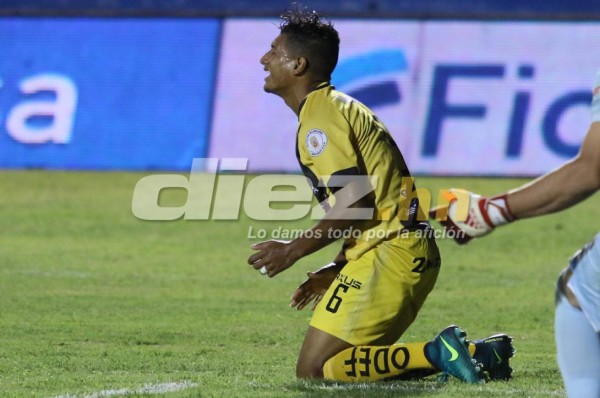 ¡HORRIBLE! Bryan Acosta hace un oso en el Nacional frente a Motagua