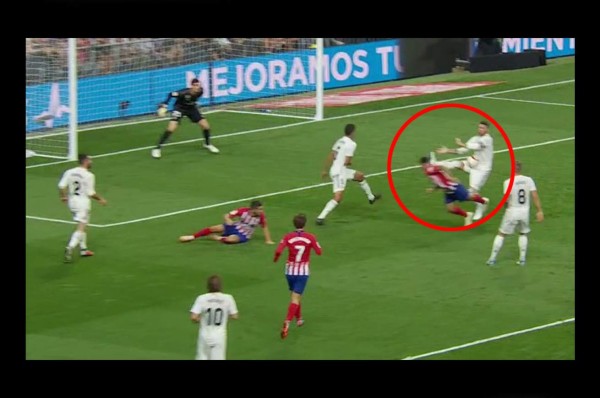 ¡Polémica! Jugadores del Atlético reclamaron penal por mano de Sergio Ramos