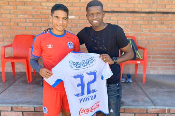 El bonito gesto de Carlos Pineda con Boniek García en su visita al Olimpia