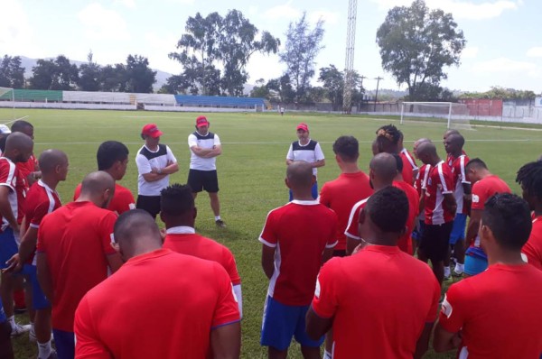 Olimpia entrena en Siguatepeque y Pedro Troglio tiene bonito gesto con un niño