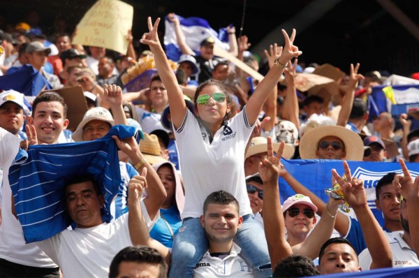 Fiesta colorida en el estadio Olímpico previo al Honduras-Panamá