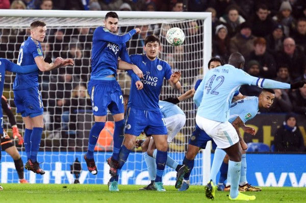 Claudio Bravo mete al Manchester City en semifinales de la Copa de la Liga