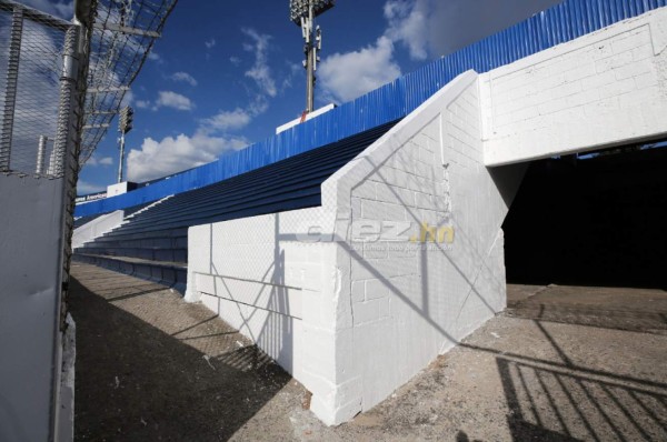 Ni con maquillaje luce bien el estadio Nacional: Agujeros en las graderías, engramillado dañado y láminas como 'adornos'