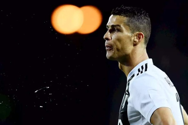 FIFA analiza amonestar a los futbolistas que escupan en la cancha