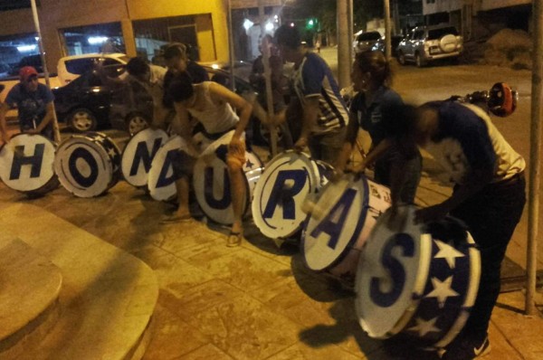 VIDEO: Aficionados llegan al hotel de la Selección de Honduras y le motivan con cánticos