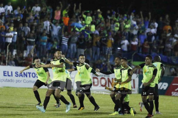 Ocho mujeres en ropa íntima provocaban a jugadores del Olancho FC, denuncia su presidente