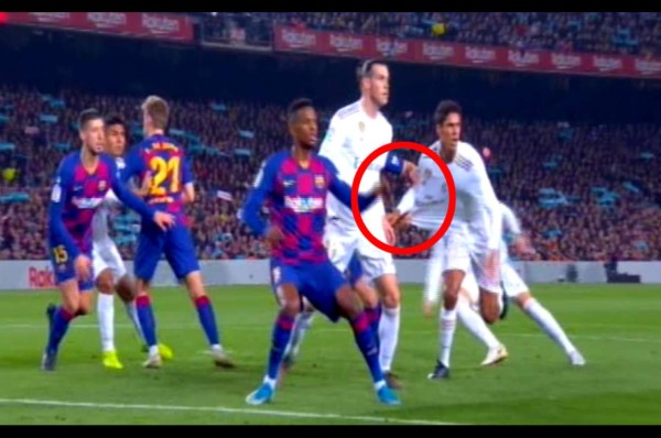 ¿Y el VAR? Los claros penales que no pitaron al Real Madrid en el Clásico ante Barcelona