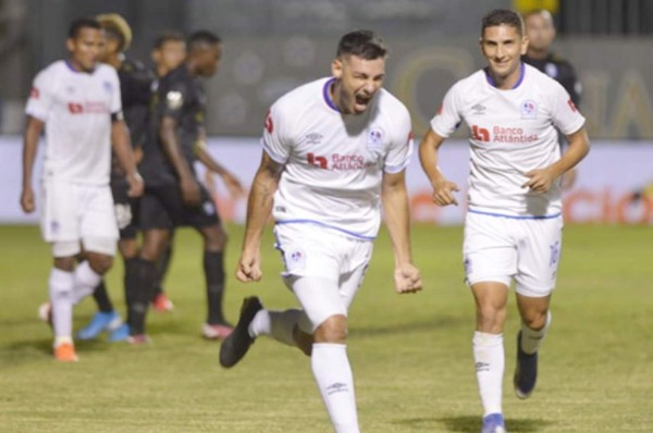 José Cañete critica las canchas de Honduras y llama 'estadios feos' donde los rivales llevaban al Olimpia