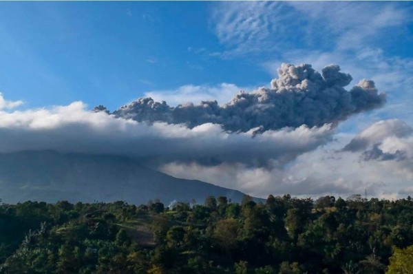 ¡Imágenes impactantes! Fuerte erupción en el volcán indonesio Sinabung deja campos y calles llenas de cenizas