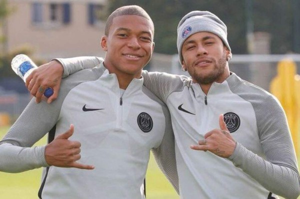 Neymar enseña a Mbappé el famoso baile de Fortnite