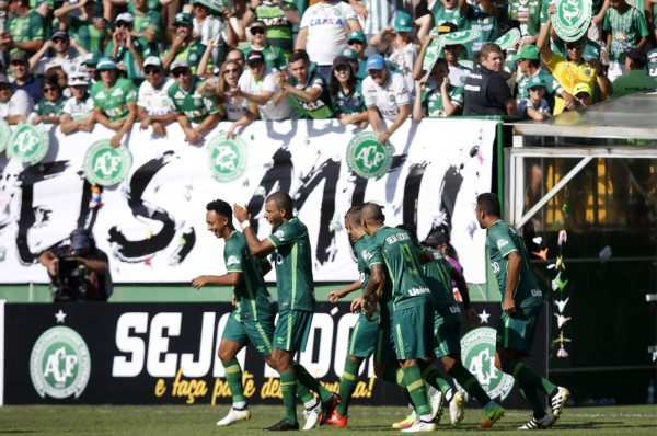 Chapecoense vuelve a disputar un partido tras accidente aéreo
