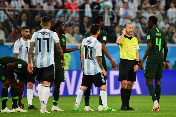 El polémico penal no sancionado a Nigeria donde el árbitro desafió el VAR