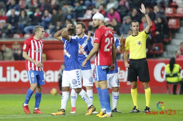 Bryan Acosta es expulsado en derrota del Tenerife ante Sporting Gijón