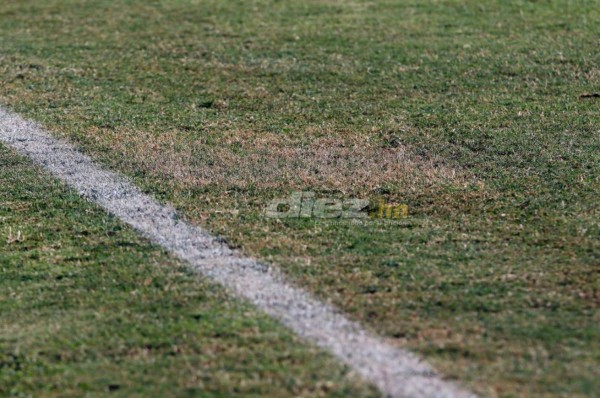 Ni con maquillaje luce bien el estadio Nacional: Agujeros en las graderías, engramillado dañado y láminas como 'adornos'