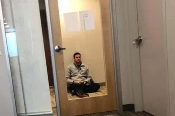 La desgarradora foto de un padre sin poder ver a su bebé muerto por aislamiento del coronavirus