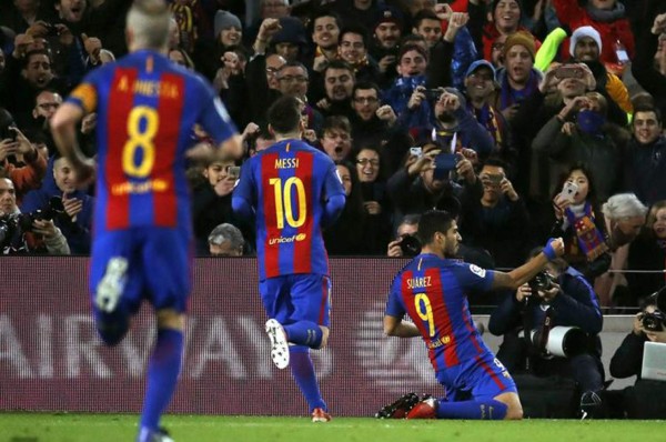 El Barcelona goleó al Espanyol en el derbi y se acerca al Real Madrid