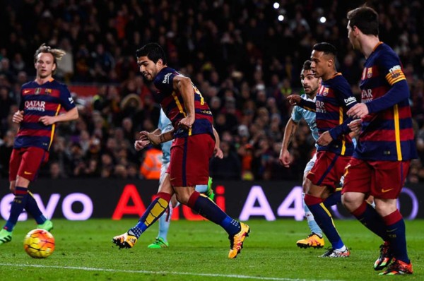 Ex compañeros de Jerry Bengtson emulan penal de Messi y Suárez ¡Y hasta con lujo!