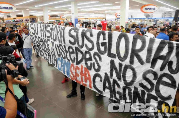 Locura en firma de autógrafos de jugadores del Olimpia previo a la final