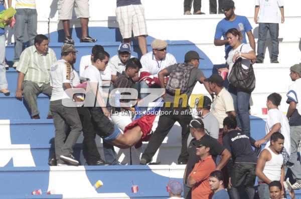 Violencia en las gradas empaña clásico capitalino