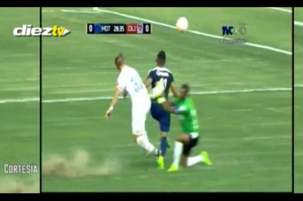 VIDEO: El claro penal de Donis Escober contra Marco Vega que el árbitro no pitó