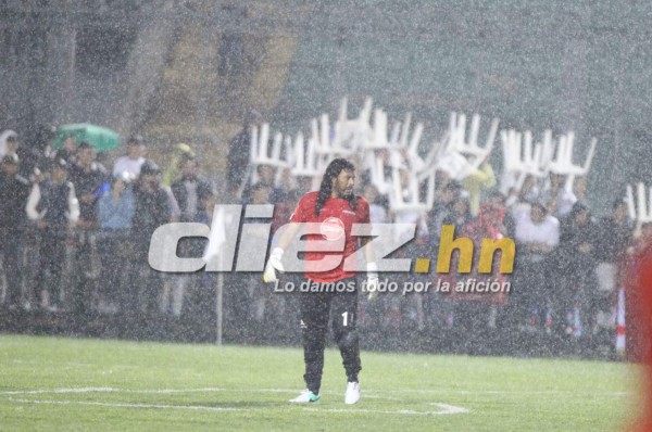 NO SE VIO EN TV: El hincha que buscaba una foto con una Leyenda del Mundo y la petición a Puyol