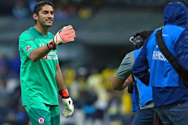 El portero mexicano del Cruz Azul Jesús Corona golpea a un camarógrafo