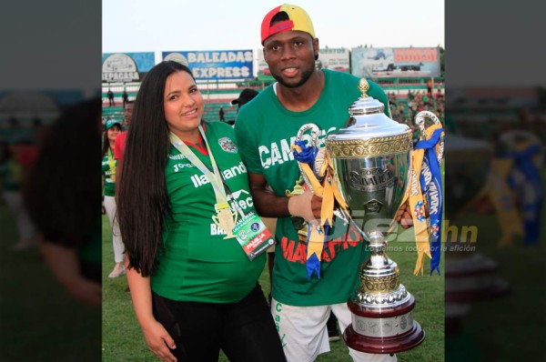 Yustin Arboleda festeja por partida doble el título con Marathón