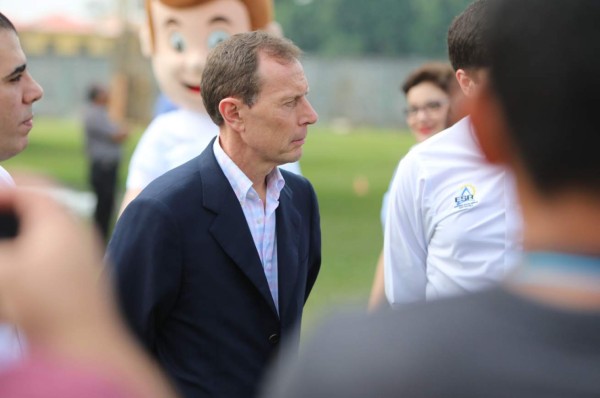 Emilio Butragueño visita Honduras y se reúne con alumnos de la escuela 'Formando Campeones”