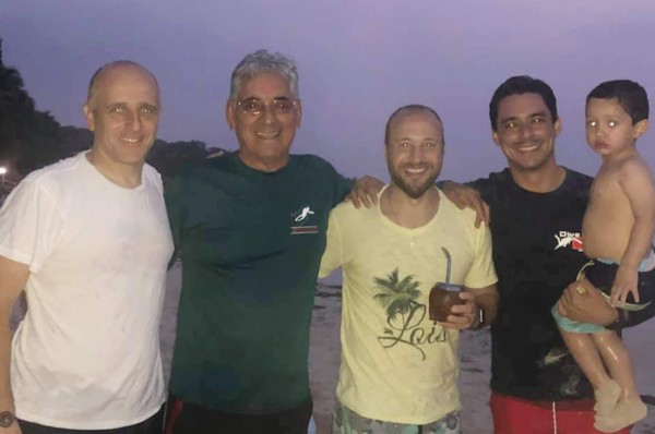 El DT de Honduras, Fabián Coito, disfruta Semana Santa en Roatán