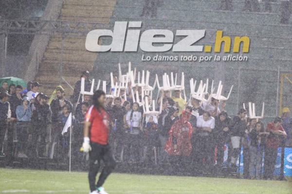 NO SE VIO EN TV: El hincha que buscaba una foto con una Leyenda del Mundo y la petición a Puyol