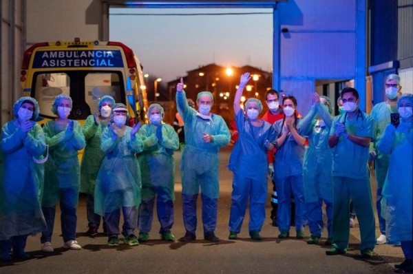 Muere una paciente de coronavirus 36 horas después de haber salido del hospital entre aplausos