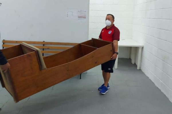 Indignación en Olimpia: obligados a utilizar camerino alterno por un 'olor tóxico' en el vestuario visitante