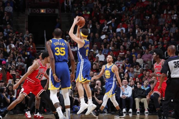Warriors machacan a Bulls con 40 puntos de Curry; Lakers humillados por Wolves