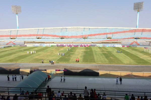 Jugadores del Caracas y Zulia de Bryan Moya se paran en medio del partido en señal de protesta