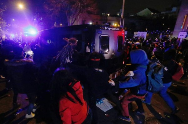 No se vio en TV del clásico: Caos, enfrentamientos y heridos en las afueras del Camp Nou