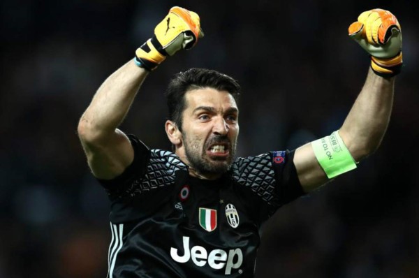 ¡Así no Buffon! La polémica imagen del portero de la Juventus fumando