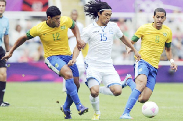 Roger Espinoza y las anécdotas en Londres 2012; los brasileños los buscaron en el camerino