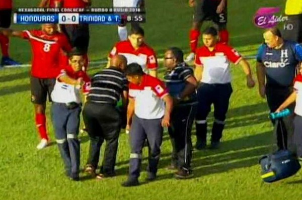 VIDEO: El rodillazo de Alberth Elis a arquero de Trinidad y Tobago