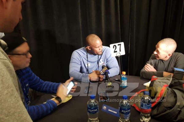 La familia Patriots ama al coordinador defensivo Brian Flores