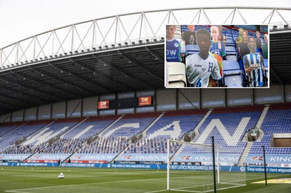 ¡Detallazo! Juan Carlos García y Roger Espinoza figuran en las gradas del estadio del Wigan