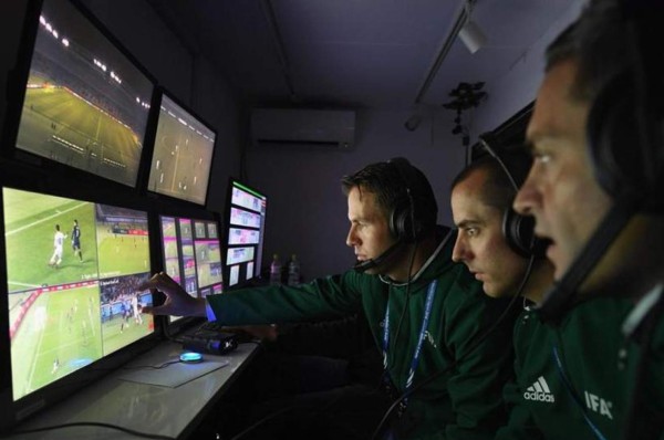 FIFA selecciona seis tríos arbitrales y ocho asistentes para el VAR