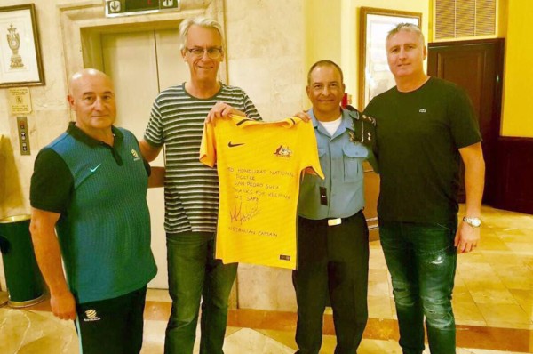 El detallazo del capitán de Australia, Mile Jedinak con la policía hondureña