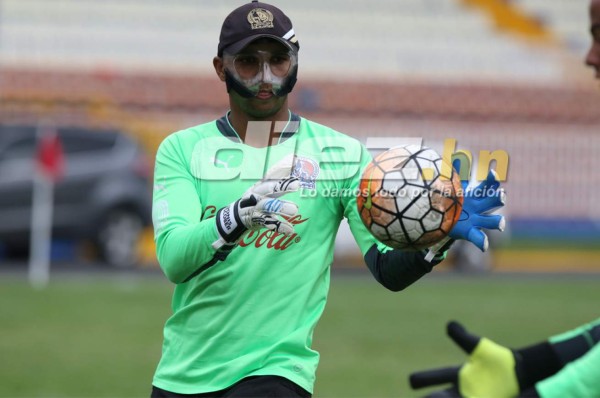 Donis Escober ya trabaja en Olimpia protegido con la máscara