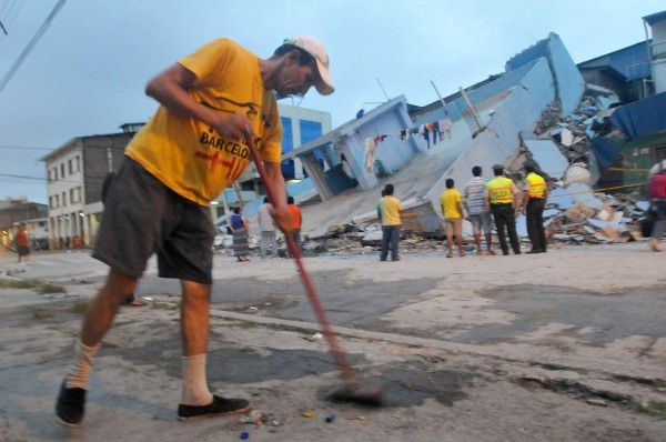 Las dramáticas imágenes del potente sismo que sacudió Ecuador