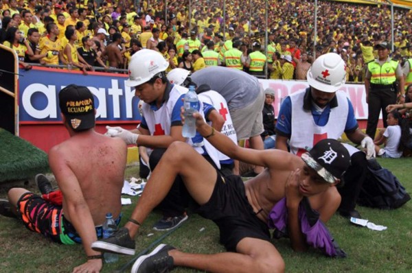 LAMENTABLE: Con puñal en mano, aficionados siembran el terror en Ecuador