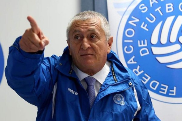 El Salvador nombra a un entrenador colombiano como nuevo seleccionador