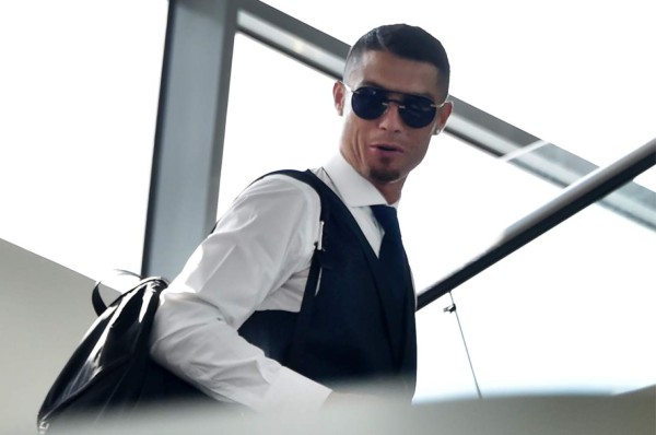 Cristiano abandona Rusia de buen humor e inicia sus vacaciones en Portugal