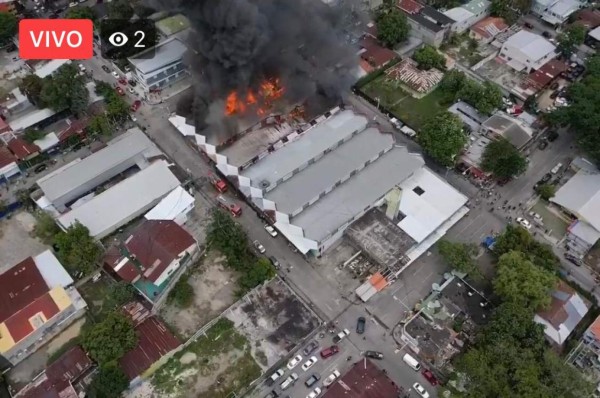 Primeras imágenes del brutal incendio en el mercado Guamilito de San Pedro Sula