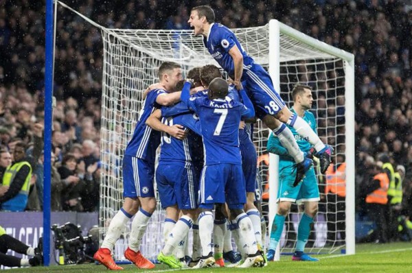 Chelsea vence 3-1 a Swansea y se pone más líder en la Premier League